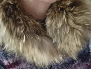 Collo pelliccia marrone e multicolore