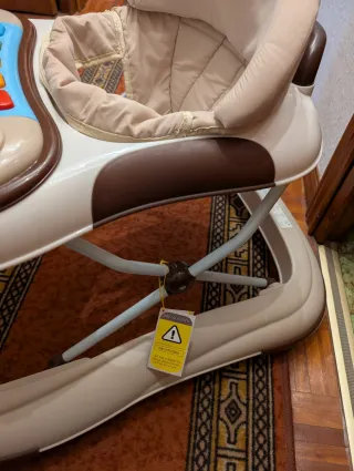 Andador bebé con actividades.