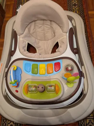 Andador bebé con actividades.