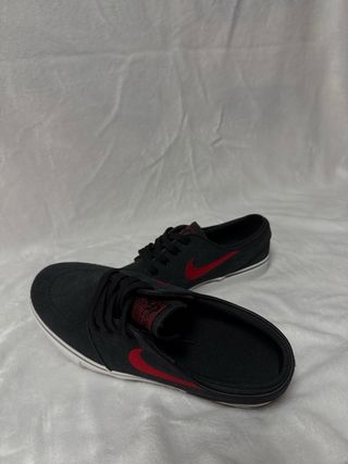 Zapatillas Nike SB Negras y Rojas