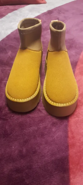 Botines marrones y amarillos estilo UGG