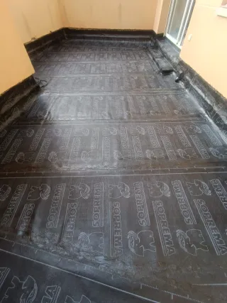 Colocador de láminas asfálticas SOPREMA,y danossa.