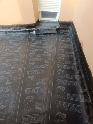 Colocador de láminas asfálticas SOPREMA,y danossa.