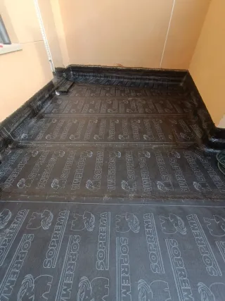 Colocador de láminas asfálticas SOPREMA,y danossa.