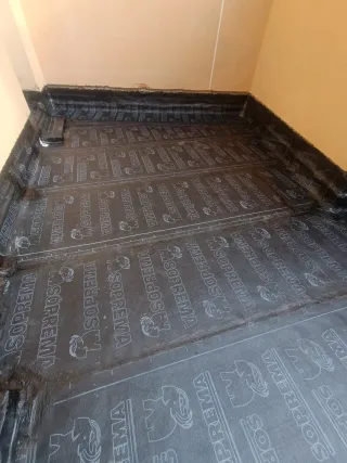 Colocador de láminas asfálticas SOPREMA,y danossa.