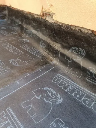 Colocador de láminas asfálticas SOPREMA,y danossa.