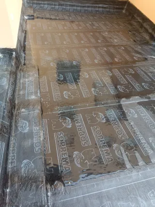 Colocador de láminas asfálticas SOPREMA,y danossa.