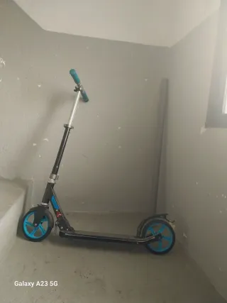 Patinete plegable azul y negro marca Exelo