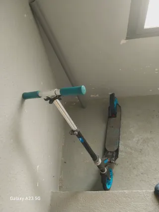 Patinete plegable azul y negro marca Exelo