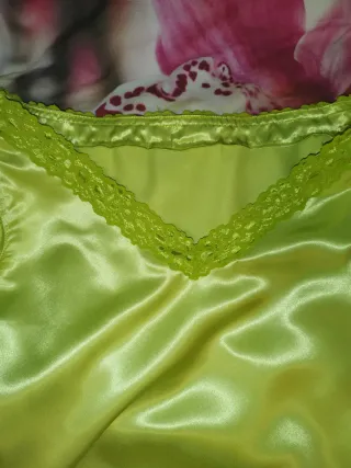 Blusa verde lima con encaje Talla M Echa en Madrid