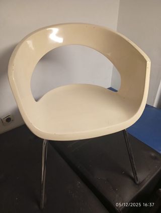 Silla Diseño Blanca y Plateada