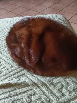 Cappello in pelliccia marrone