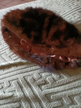 Cappello in pelliccia marrone