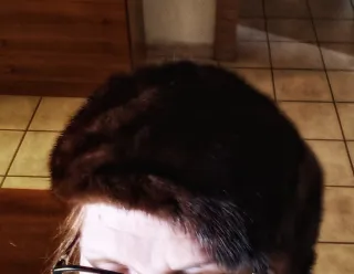 Cappello in pelliccia marrone