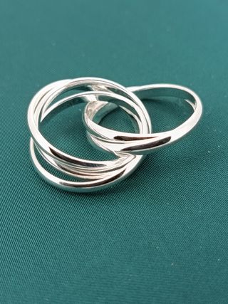 Anillo entrelazado.