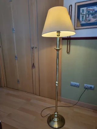 Lámpara de pie beige y dorada