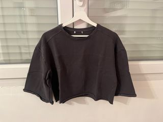 Sudadera crop gris