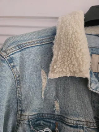 Chaqueta tejana Pull&Bear desgastada forro sherpa
