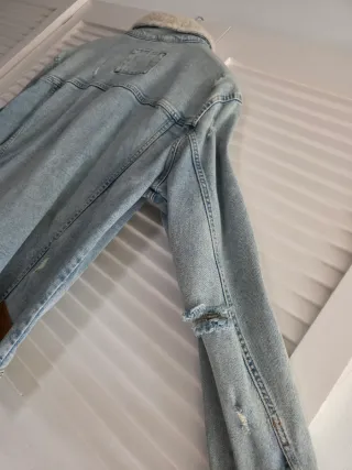 Chaqueta tejana Pull&Bear desgastada forro sherpa