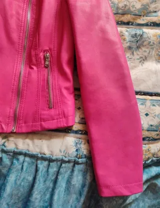 Chaqueta rosa efecto piel
