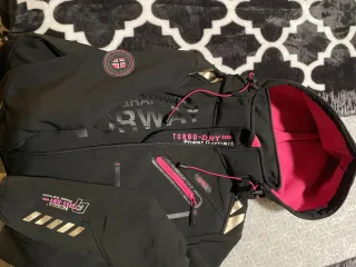 Anorak Deportivo Norway Mujer Negro/Rosa