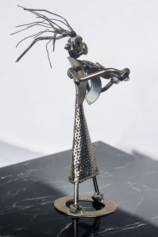 Escultura metálica mujer violinista