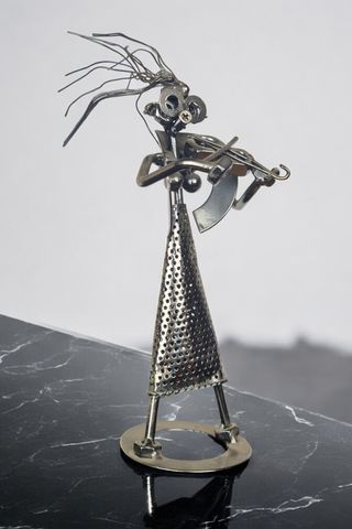 Escultura metálica mujer violinista