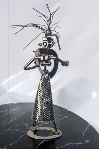 Escultura metálica mujer violinista