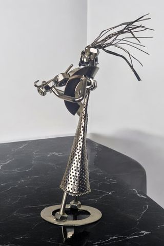 Escultura metálica mujer violinista