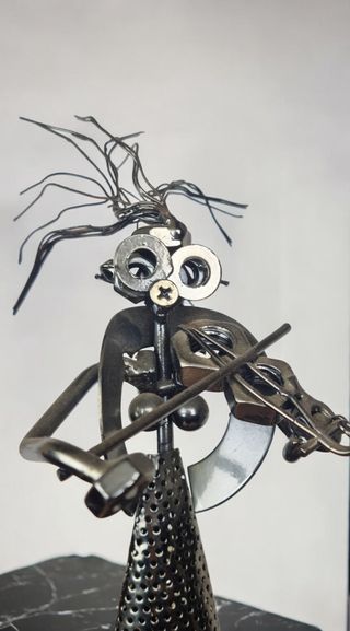 Escultura metálica mujer violinista