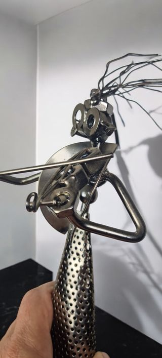 Escultura metálica mujer violinista