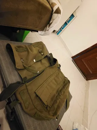 Lote mochilas y bandoleras ( se regala )