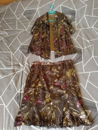 Conjunto de falda, top y blusa