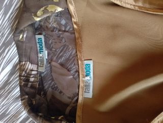 Conjunto de falda, top y blusa