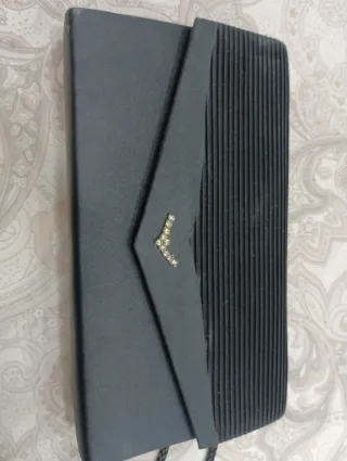 Bolso de vestir negro con pedrería
