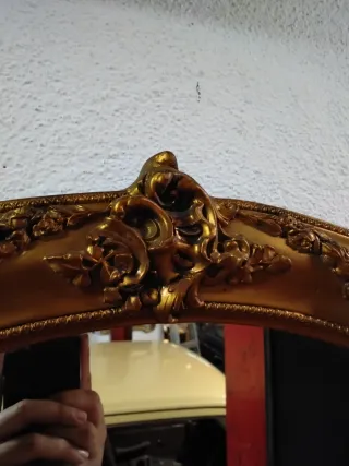 Specchi antichi dorati con cornice ornamentale