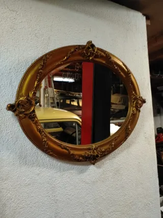 Specchi antichi dorati con cornice ornamentale