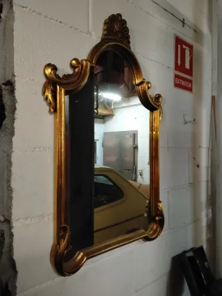 Specchi antichi dorati con cornice ornamentale