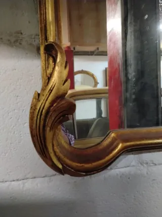 Specchi antichi dorati con cornice ornamentale
