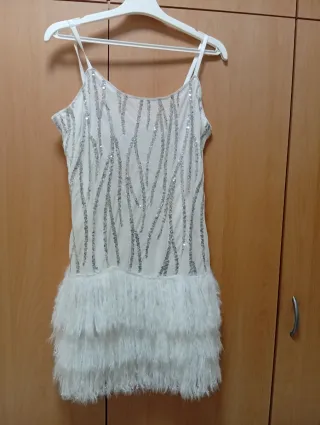 Vestido plateado con flecos