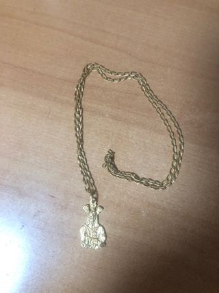 Cadena de oro con colgante figura