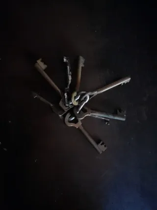 Set di chiavi antiche in bronzo