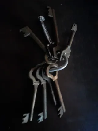 Set di chiavi antiche in bronzo