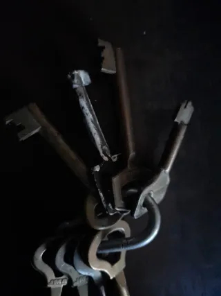 Set di chiavi antiche in bronzo