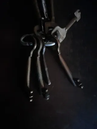 Set di chiavi antiche in bronzo