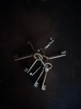 Set di chiavi antiche in bronzo