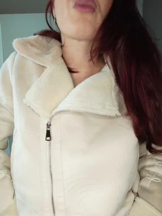 Cazadora antelina crema bordada y borreguito