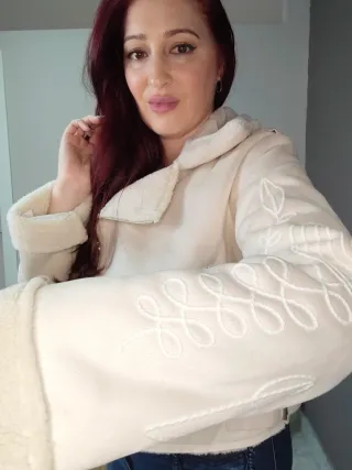 Cazadora antelina crema bordada y borreguito