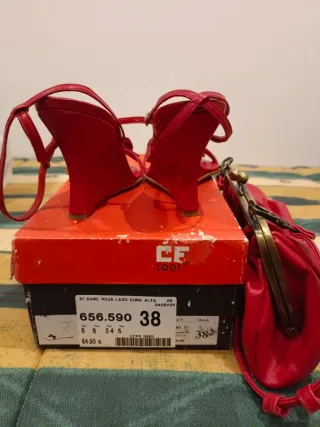 Sandalias Lodi Talla 38 y Bolso Rojo de Blanco
