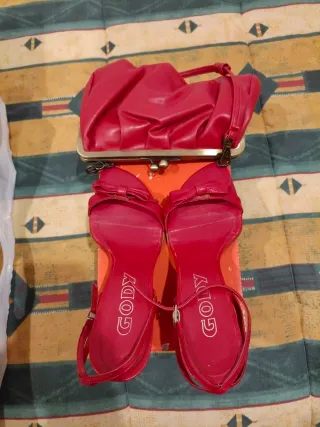 Sandalias Lodi Talla 38 y Bolso Rojo de Blanco